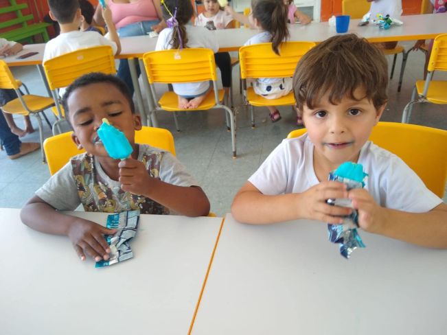 Crianças Brincando Com Comida Plástica Na Creche. Imagem de Stock - Imagem  de divertimento, infância: 172690763
