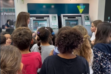 Alunos da EMEB Rozendo Duarte Lobo participam de visita educativa ao Sicoob de Pereiras