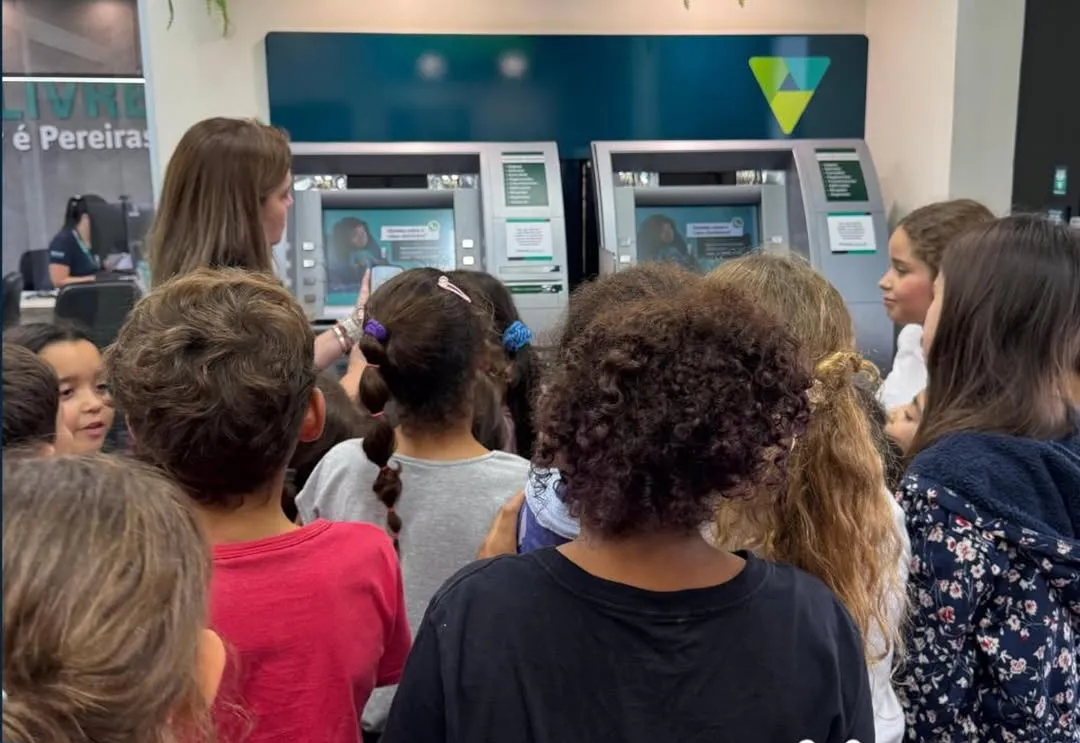 Alunos da EMEB Rozendo Duarte Lobo participam de visita educativa ao Sicoob de Pereiras